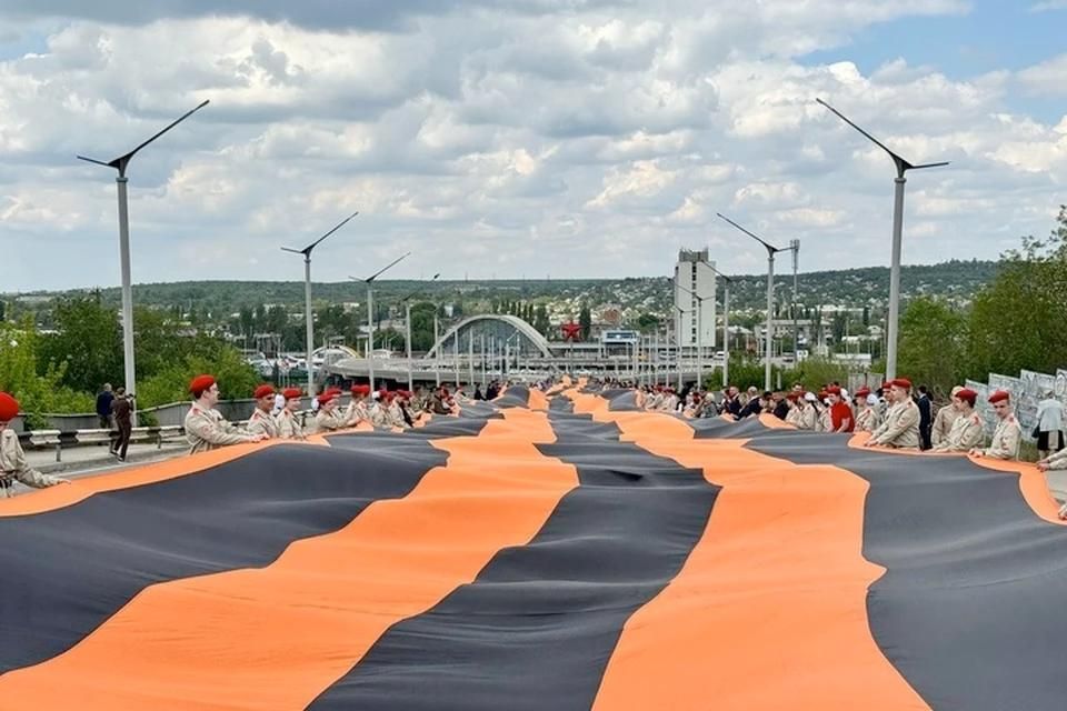 Символ единства народа: В Луганске 400 человек развернули 300-метровую георгиевскую ленту