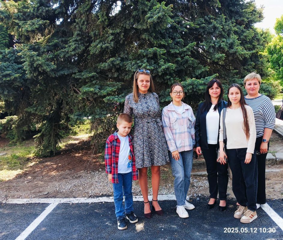 Сотрудники отделения Славяносербского района ГБУ ЛНР "МФЦ" приняли участие в митинге, приуроченном 11-й годовщине образования Луганской Народной Республики