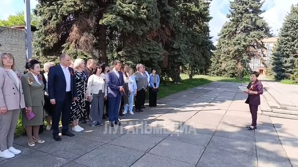 В Красном Луче состоялось торжественное поднятие флага ЛНР, посвященное Дню Луганской Народной Республики