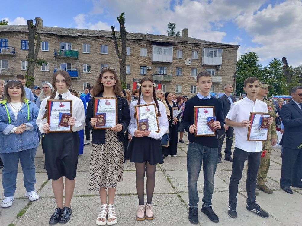 Сегодня в городском округе город Ровеньки, в рамках акции «Мы – граждане России», состоялось вручение паспортов Российской Федерации юным жителям города Ровеньки, приуроченное ко Дню Луганской Народной Республики