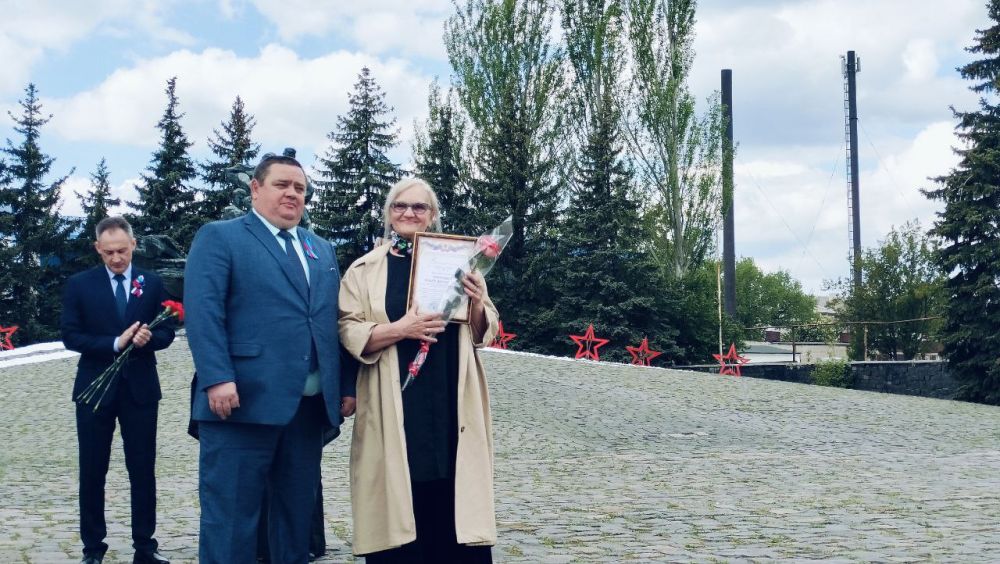 Сегодня, в День Луганской Народной Республики, у мемориала «Слава» прошло торжественное награждение участников Всероссийской муниципальной премии «Служение»