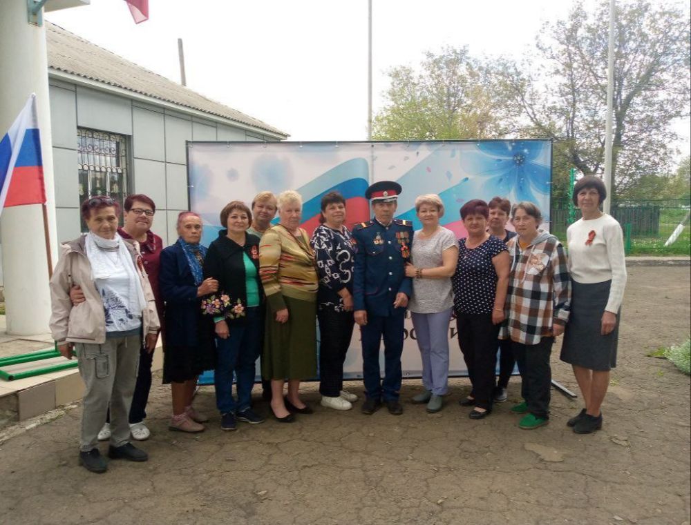 12 мая – в День Луганской Народной Республики у Пролетарского Дома культуры прошла торжественная церемония поднятия флага Луганской Народной Республики