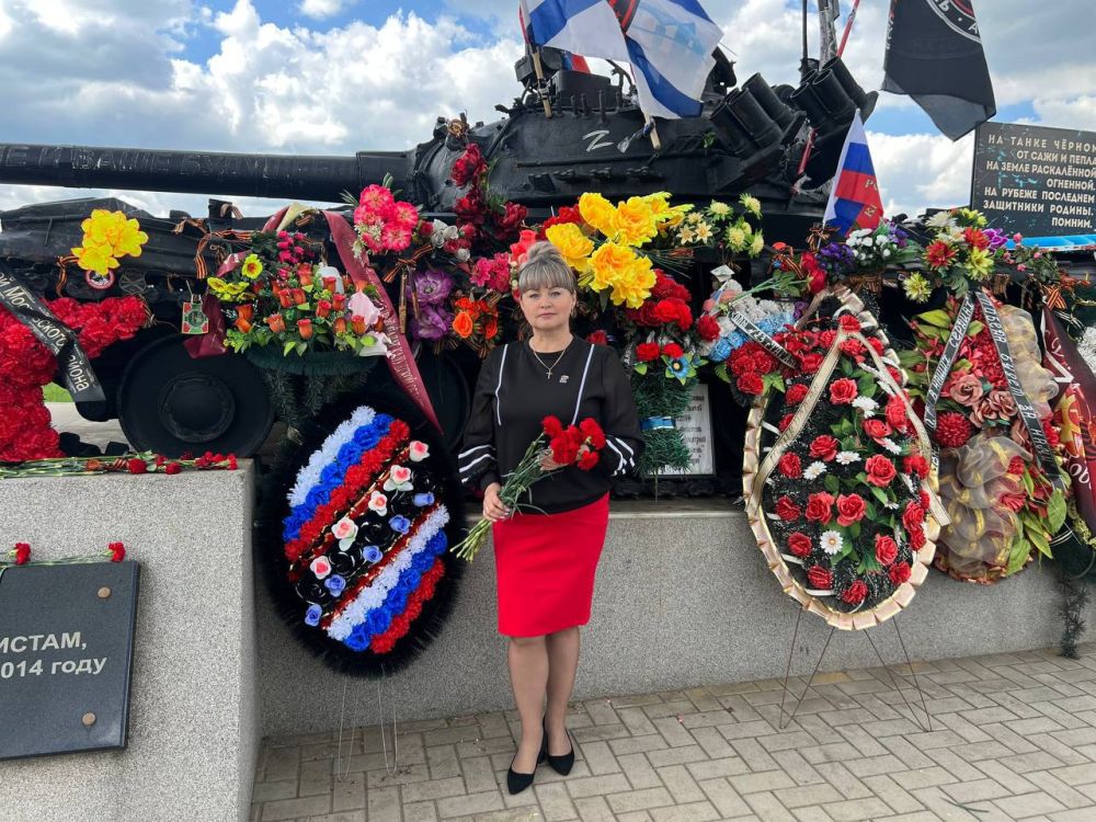 В День Луганской Народной Республики активисты ВПП "ЕДИНАЯ РОССИЯ" п. Хрящеватое чествовали память защитников ЛНР