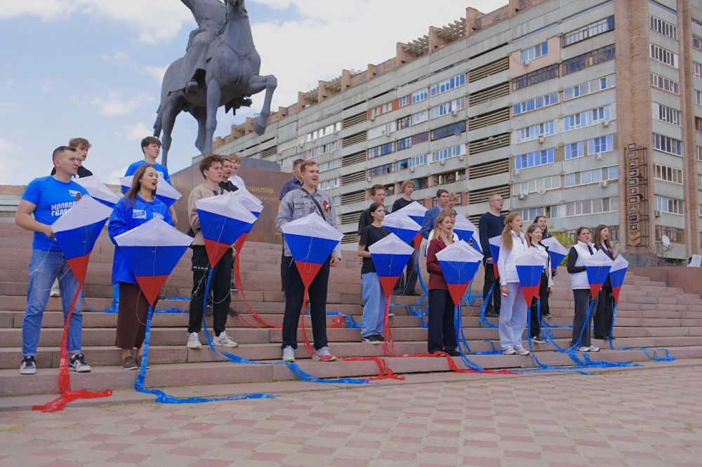 Яркий праздник в небе!. В честь Дня Луганской Народной Республики на памятнике К.Е.Ворошилова состоялся захватывающий фестиваль воздушных змеев, организованный Администрацией города Луганска! Небо раскрасилось яркими...