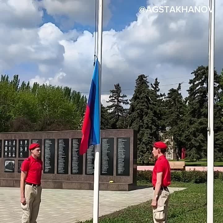В Стаханове по случаю 11-ой годовщины образования республики состоялась церемония поднятия Государственного флага