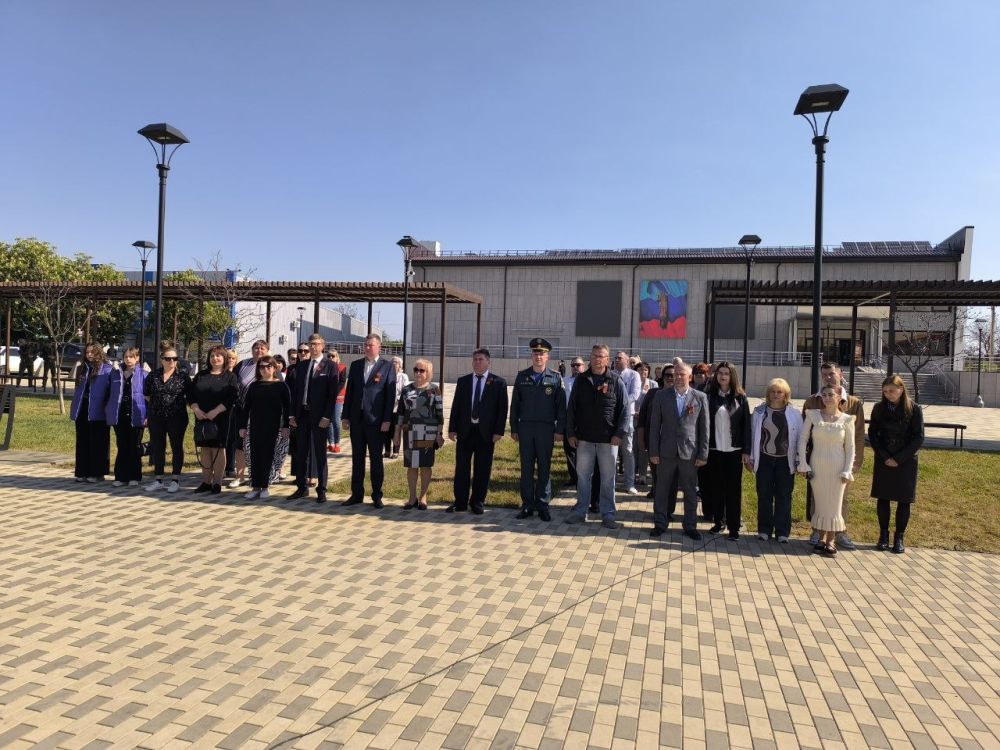 Альберт Зинченко: Сегодня совместно с председателем Совета Станично-Луганского МО Татьяной Пономаревой, Первым заместителем Главы Станично-Луганского МО Владимиром Макеевым поучаствовал в торжественном мероприятии по случаю...