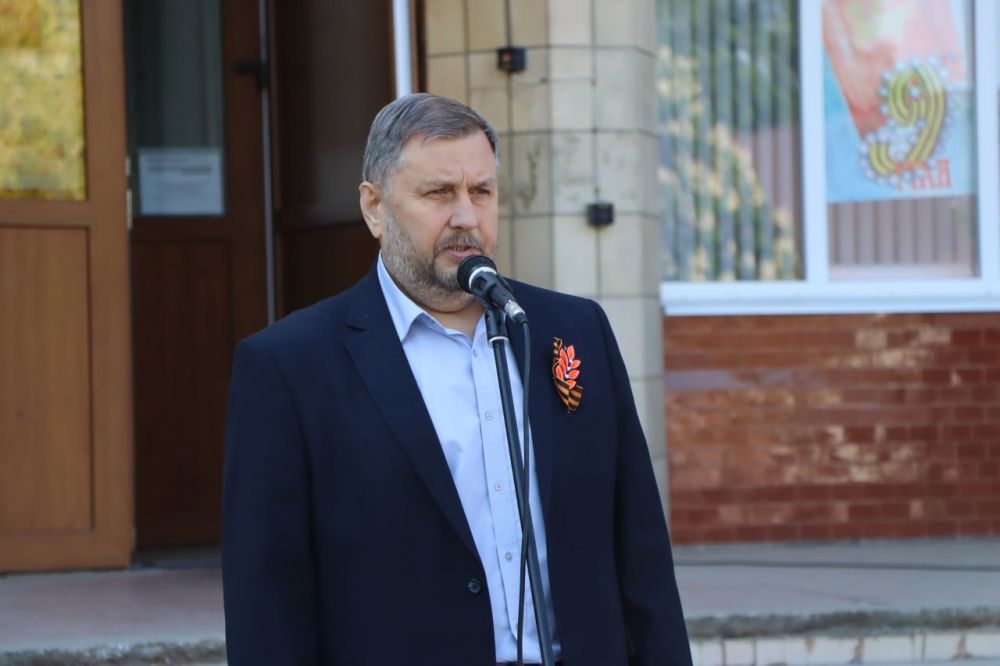 Евгений Бондарь: В годовщину образования нашей Республики около Администрации муниципалитета под звуки государственного гимна состоялось торжественное поднятие флага Луганской Народной Республики