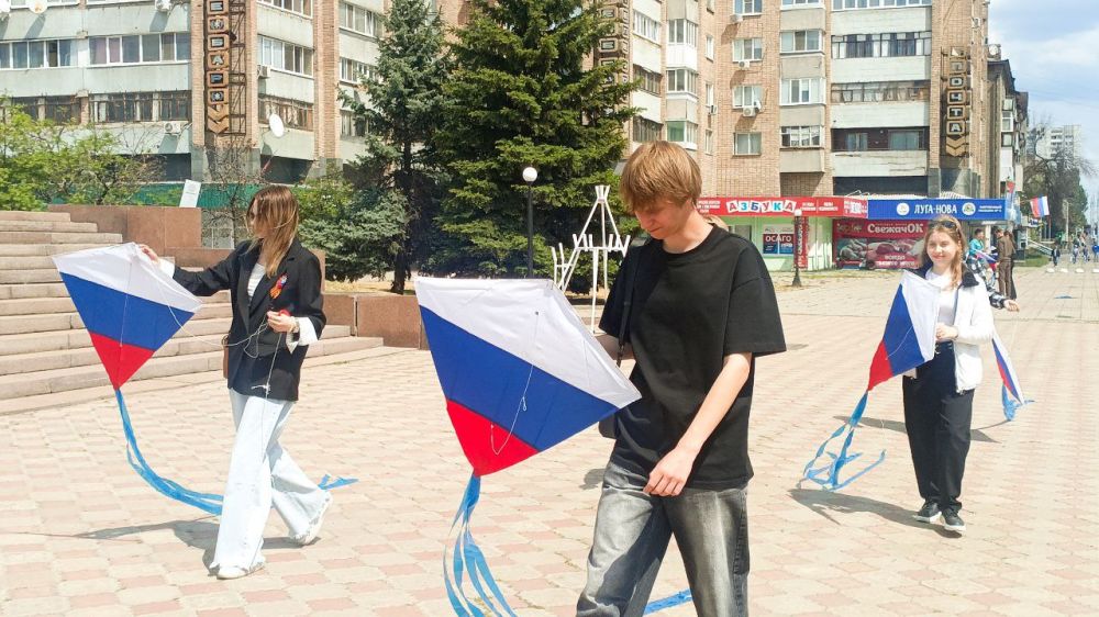 Активисты Луганска запустили около 50 воздушных змеев в виде российского триколора в честь Дня Республики