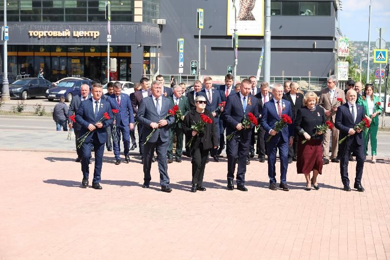 Депутаты Народного Совета ЛНР и делегации парламентов субъектов РФ возложили цветы к памятному знаку «Они отстояли Родину» (фоторепортаж)