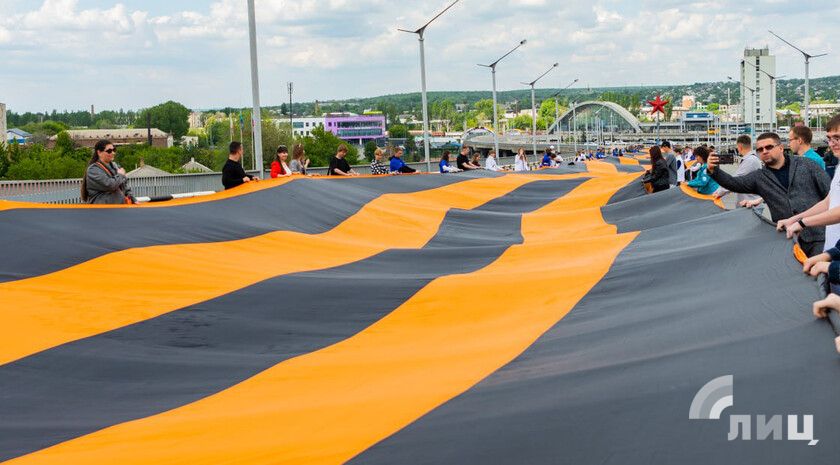 Активисты развернули 300-метровую георгиевскую ленту в Луганске в честь Дня Республики