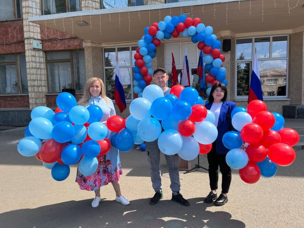 Молодежный актив Администрации Марковского муниципального округа провели акцию "С любовью в сердце к тебе, моя Республика", приуроченную ко Дню Луганской Народной Республики