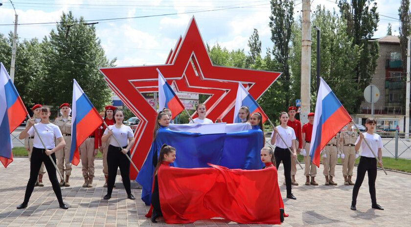 Сквер Защитников Отечества в честь Дня Республики открыли в Стаханове