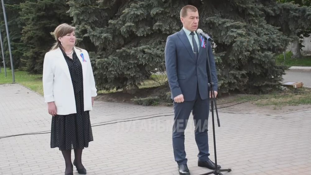 В Первомайске состоялась торжественная церемония поднятия флага Луганской Народной Республики