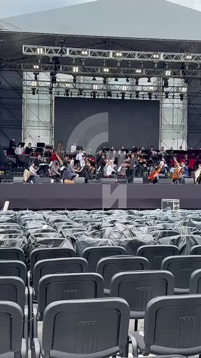 Репетиция в самом разгаре! До начала концерта в Луганске шесть часов