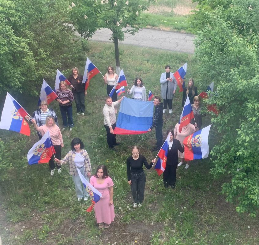 «Мы прошли не легкий путь!» Под таким названием прошел флешмоб, в котором приняли участие ДК им. Т. Г. Шевченко пгт Большекаменка, ГБОУ ЛНР «Большекаменская школа им. С. И. Титаренко», Отдел жизнеобеспечения пгт Кленовый...