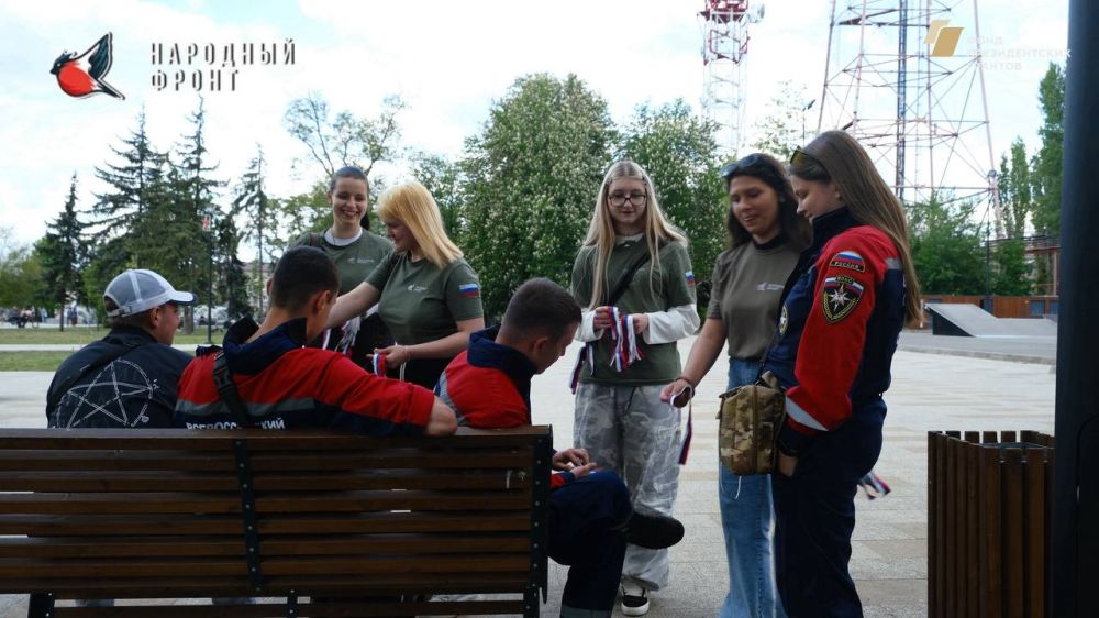 С Днём Республики!. Сегодня, 12 мая, Молодёжка Народного фронта поздравляет всех жителей с Днём Республики и раздаёт праздничные ленточки!