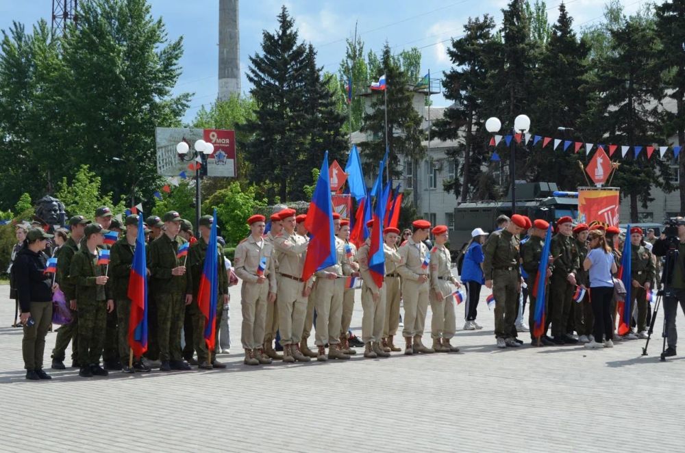 Краснодон отметил 11-летие ЛНР митингом «Моя Республика! Моя семья!», который прошёл на площади имени «Молодой гвардии»