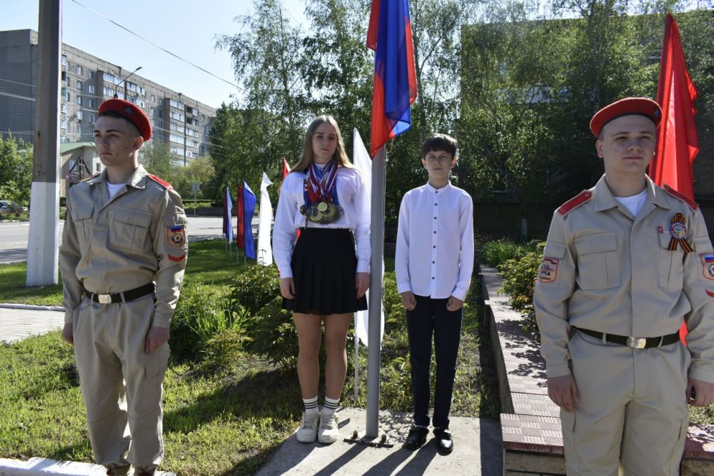 В Перевальске прошло торжественное поднятие флага Луганской Народной Республики в ознаменование 11-ой годовщины ее образования