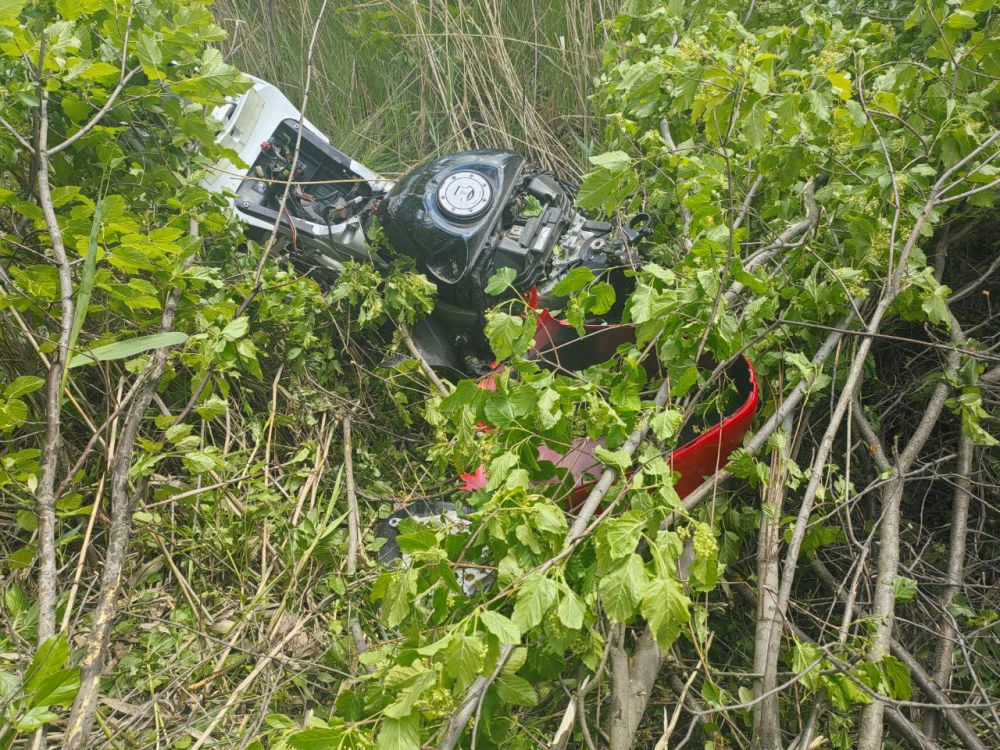 Сотрудники Госавтоинспекции проводят проверку по факту ДТП, в котором погиб мотоциклист