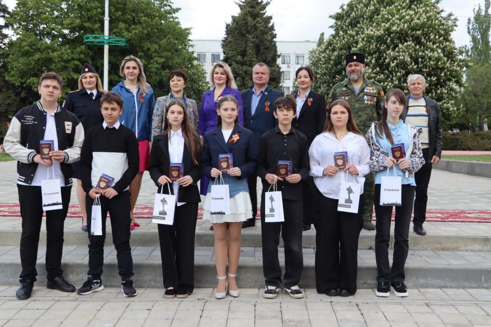 В Стаханове по случаю 11-ой годовщины образования республики состоялась церемония поднятия Государственного флага