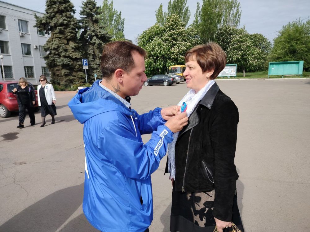 Активисты Первомайского местного отделения «Единой России» поздравили горожан с Днем Луганской Народной Республики