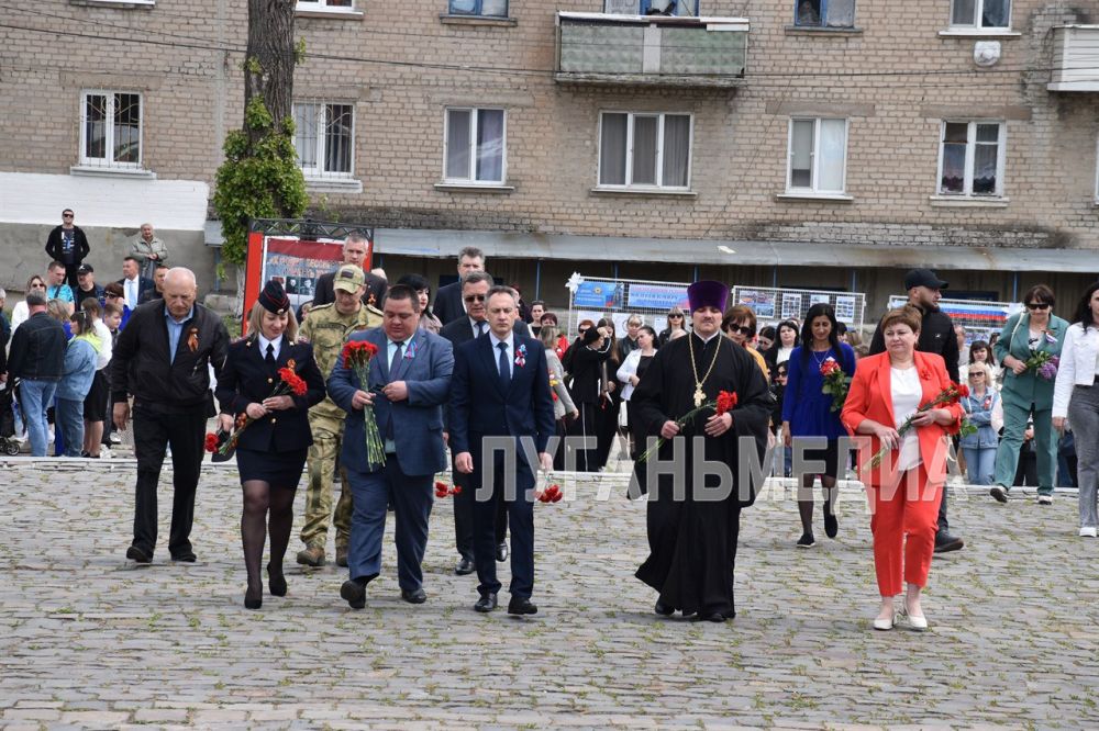 В Ровеньках состоялся праздничный митинг ко Дню Республики