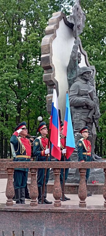 Яна Пащенко: Вместе с сопредседателем ВАРМСУ Галиной Данильченко и сотрудниками Администрации городского округа город Луганск возложили цветы к мемориалам, посвященным события 2014 года