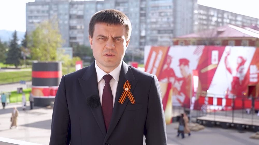 Губернатор Красноярского края Михаил Котюков поздравил жителей ЛНР с Днём Республики