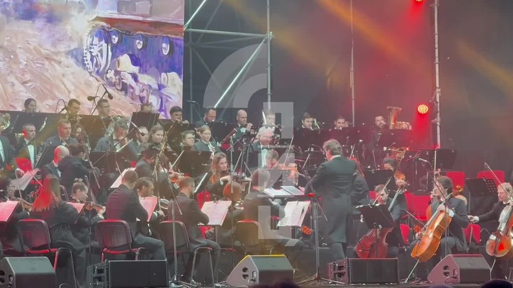 Музыкально-литературная программа «Героям Победы…» с участием известных российских артистов, посвященная празднованию Дня Республики, началась в Луганске на Театральной площади