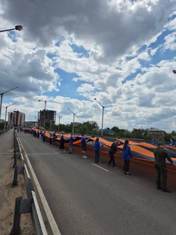 А в Луганске сегодня так!. Трехсотметровую георгиевскую ленту развернули на эстакаде в честь дня Луганской Народной Республики! Личный состав пункта отбора на военную службу по контракту принял активное участие по...