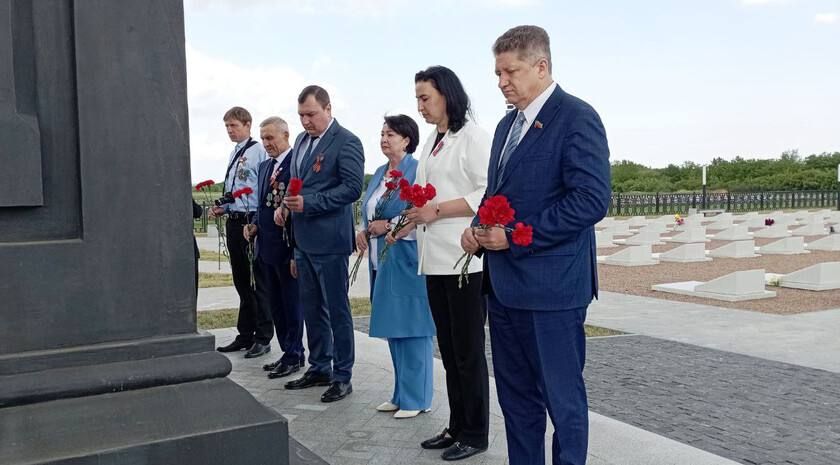 Церемония возложения цветов к мемориалам, посвященная событиям 2014 года, прошла в Луганске в честь Дня Республики
