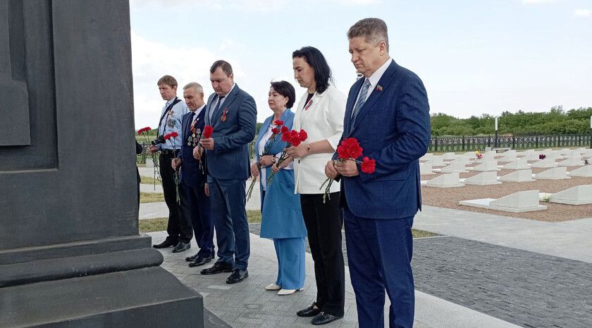 Память жертв агрессии ВСУ и основателей ЛНР почтили в Луганске