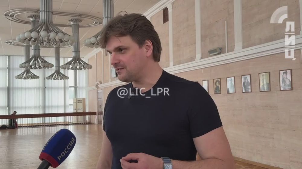 Государственный Кремлевский оркест Управления делами Президента Российской Федерации приехал в Луганск в полном составе. Об этом ЛИЦ рассказал художественный руководитель и главный дирижер оркестра Константин Чудновский...