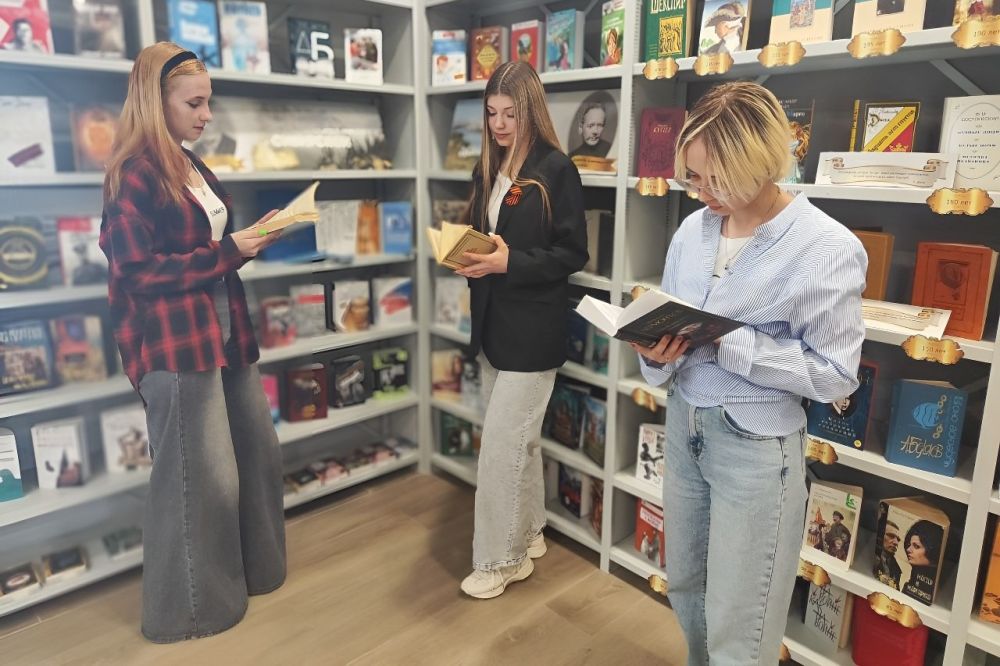 Книжно-документальная экспозиция «Знаток казачества донского. Михаил Шолохов / Знаток души сибирской. Виктор Астафьев» действует в Свердловской ЦГБ