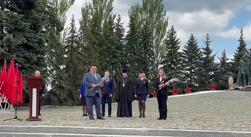 Андрей Рубанцов: Сегодня, в День Луганской Народной Республики, у мемориала «Слава» прошло торжественное награждение участников Всероссийской муниципальной премии «Служение»