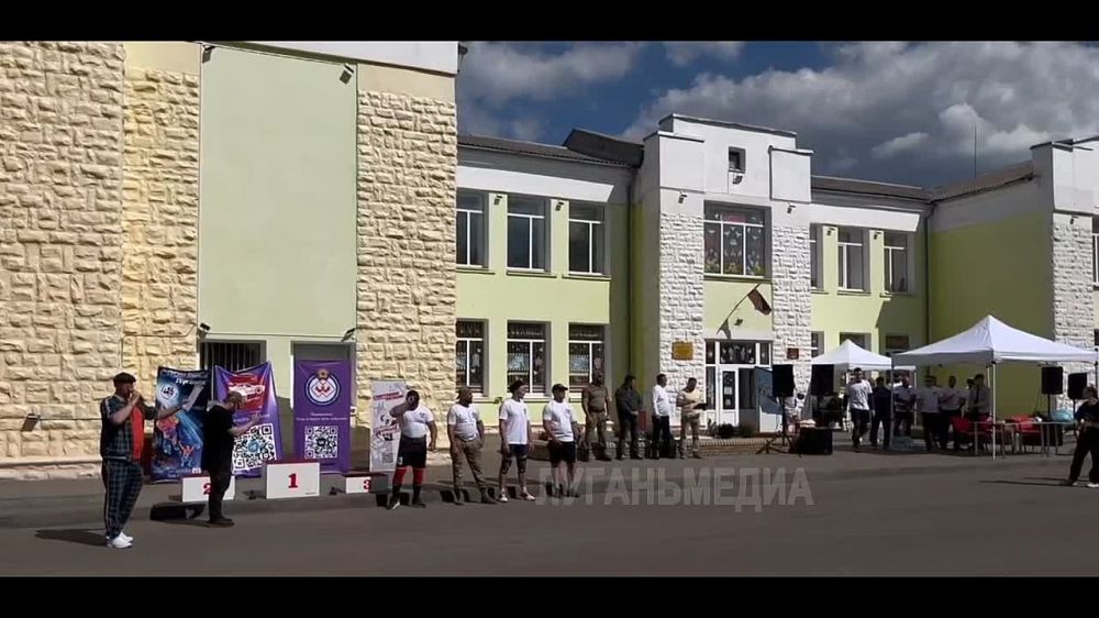 Возле районного Дворца культуры в Перевальске стартовали зрелищные соревнования по силовому экстриму, приуроченные ко Дню Республики