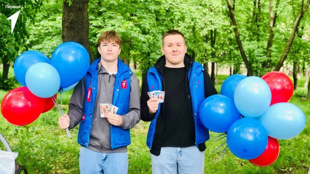 Андрей Рубанцов: С любовью к Луганщине!. Первые Ровеньковской школы №6 имени О.В. Анащенко поздравили жителей города с Днём Луганской Народной Республики Ребята подарили яркие шары и открытки с добрыми пожеланиями...