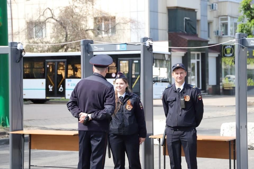 Сотрудники МВД охраняют общественный порядок в День ЛНР