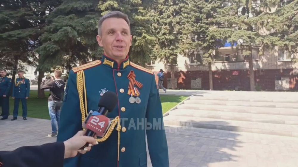 Этот знаменательный день с жителями Антрацитовского муниципального округа разделили солисты ансамбля инженерных войск Вооруженных Сил Российской Федерации