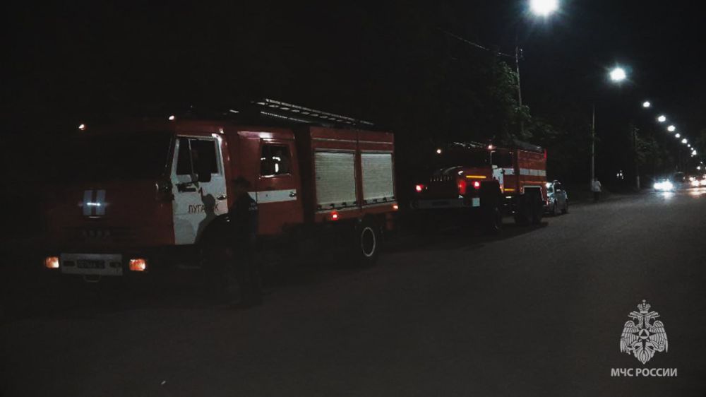 Спасатели МЧС России ликвидировали пожар в Луганске