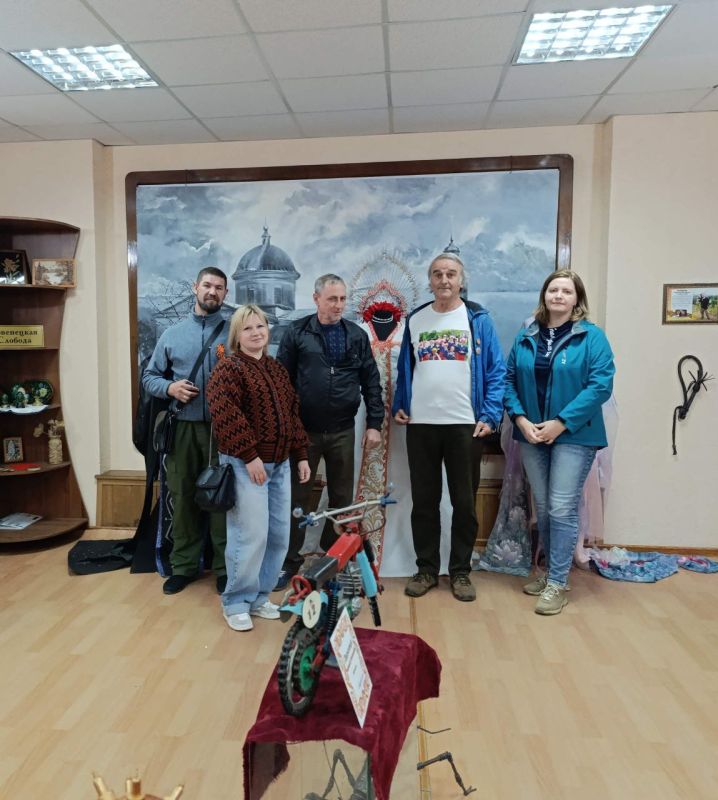 В преддверии Дня Республики "Ровенецкую слободу" посетил чешский журналист, председатель "Общества друзей ЛНР и ДНР" в Чехии, представитель Чешского культурного центра имени Юлиуса Фучика в Луганске, писатель-публицист...