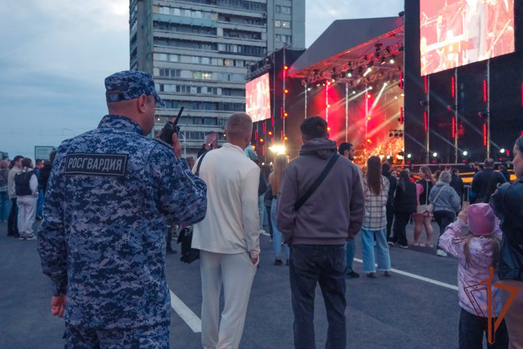 Росгвардейцы обеспечили безопасность празднования Дня образования Луганской Народной Республики