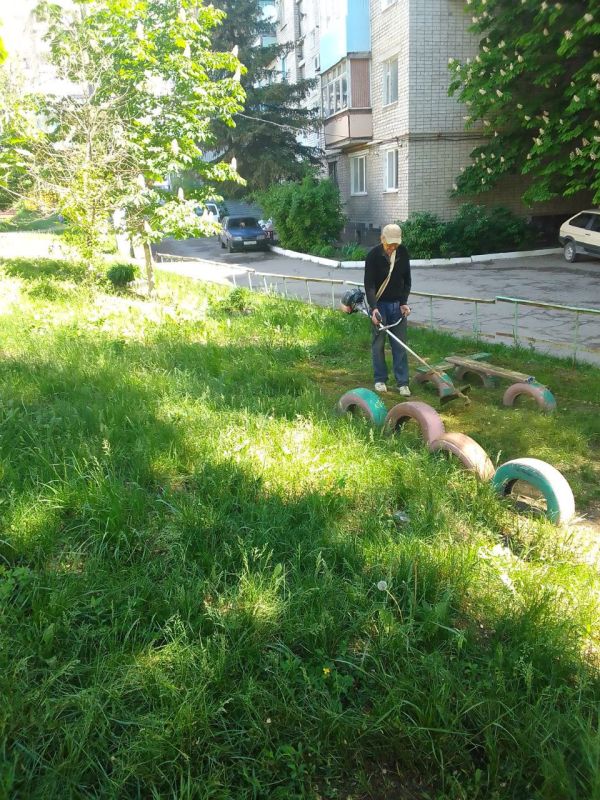 В городе продолжается покос травы на внутриквартальных территориях и по красной линии