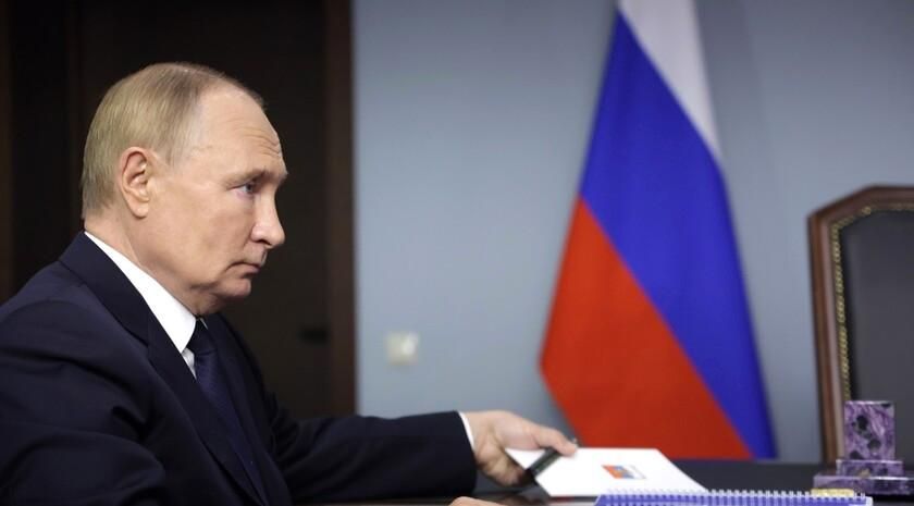 Президент России Владимир Путин поручил Минпросвещения и Совету по культуре и искусству отобрать 100 лучших советских и российских художественных фильмов для их показа в общеобразовательных организациях