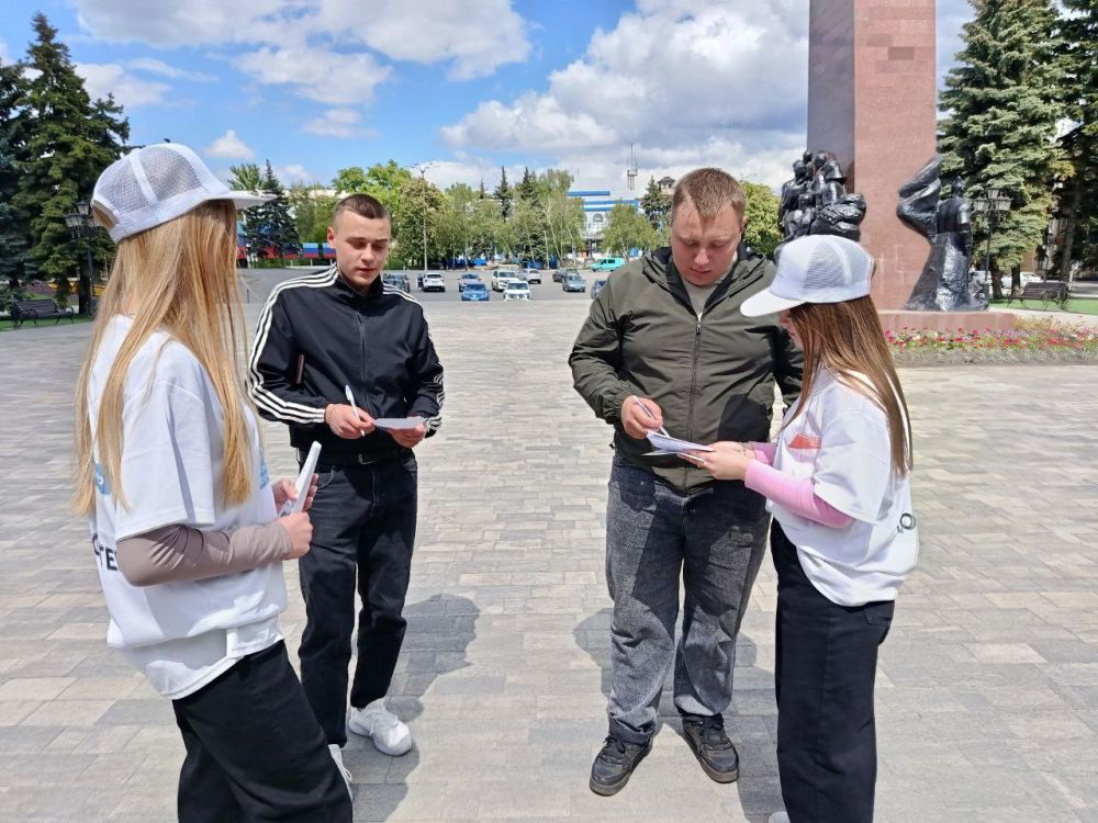 В Антраците продолжают работу волонтёры, которые помогают жителям проголосовать за территорию для её благоустройства в 2026 году