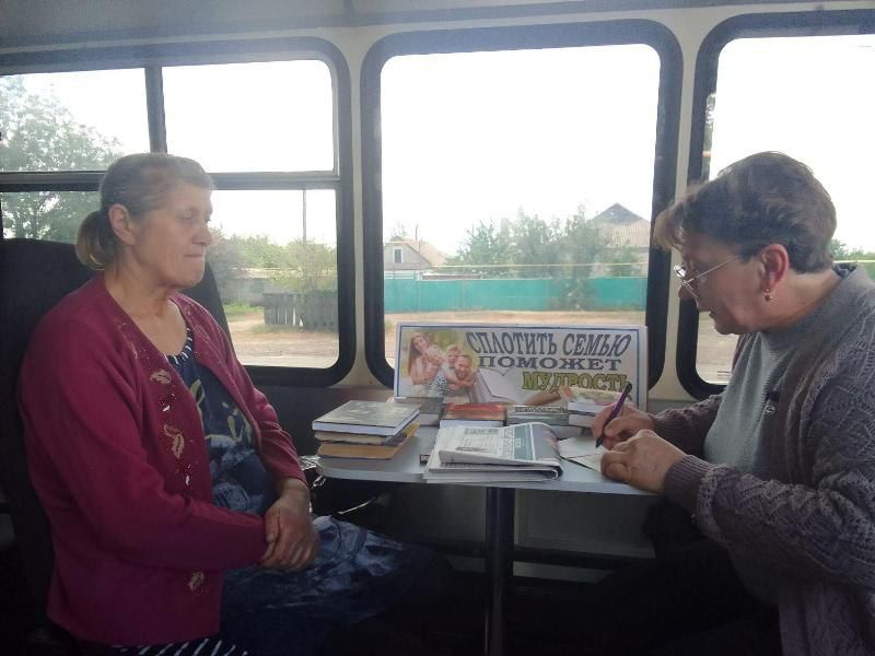 «Читающий автобус» совершил очередную поездку в Придорожное