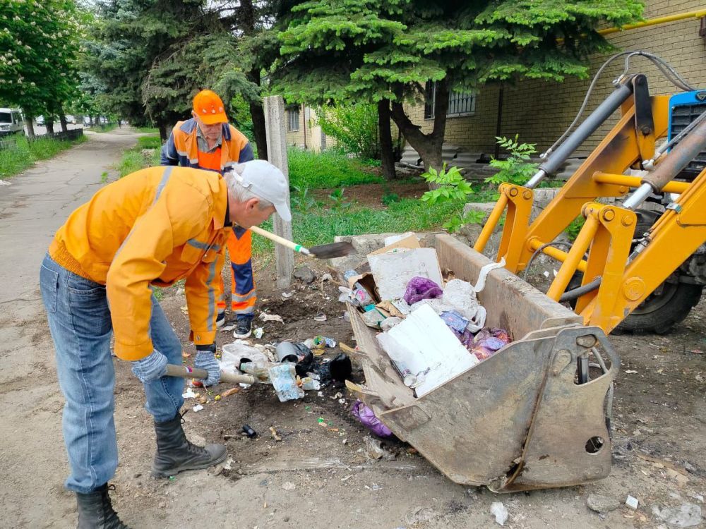 В Стаханове продолжаются работы по очистке города от мусора
