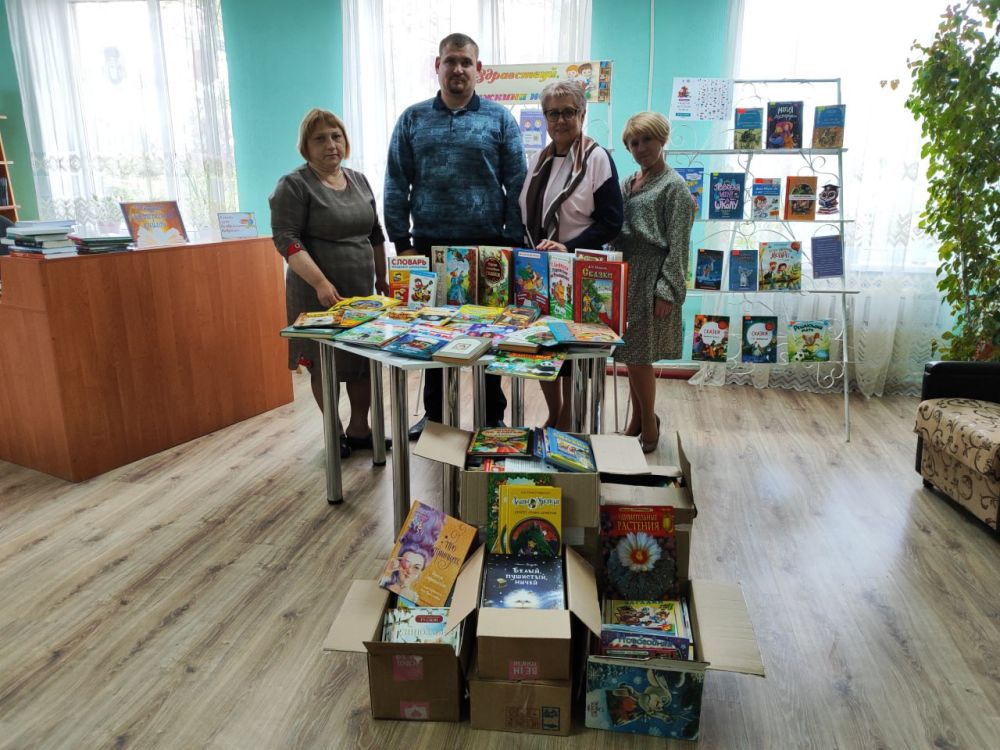 Славяносербская библиотека получила книги от Алтайского края