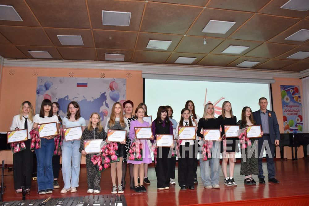 В Детской школе искусств города Первомайска состоялось подведение итогов Первого городского конкурса художественных работ «Рисую мир, рисую Победу!»