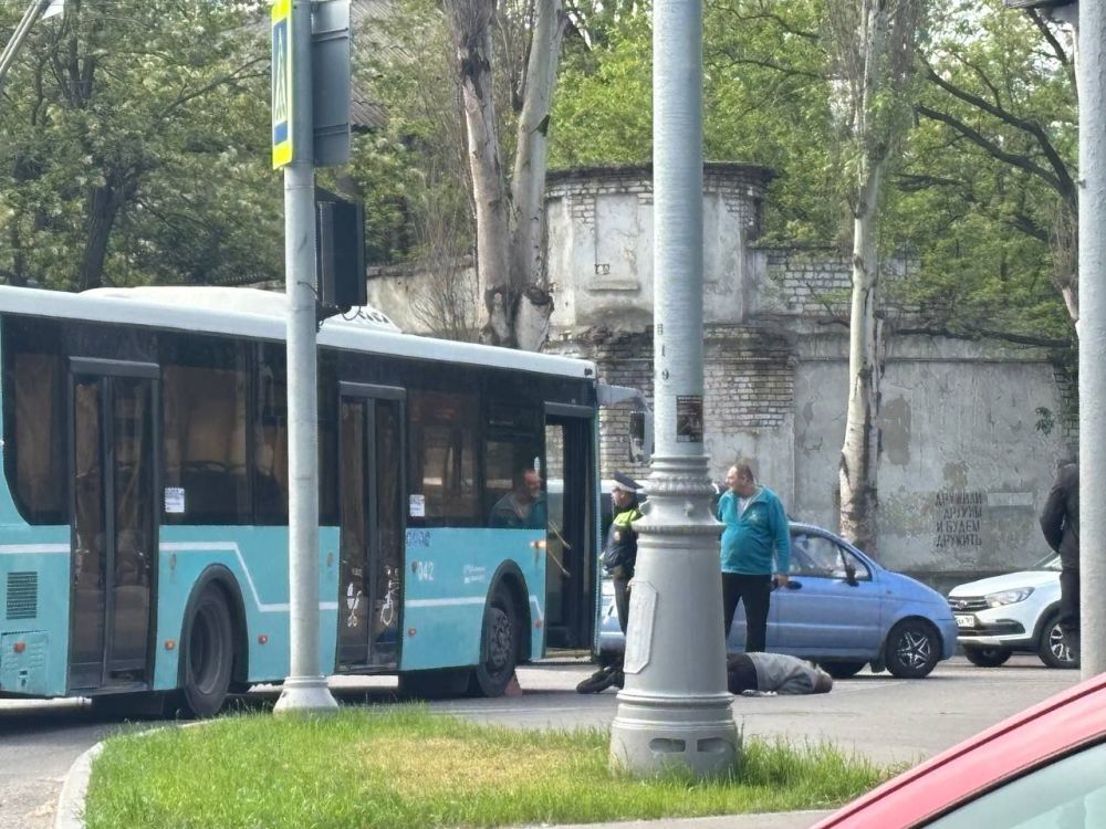 В Луганске самокатчик попал под колеса автобуса